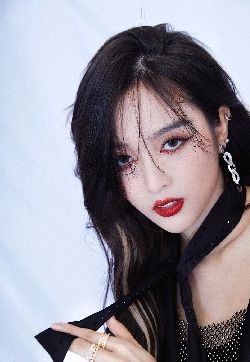 高清女明星吴宣仪吊带红唇妩媚性感图片