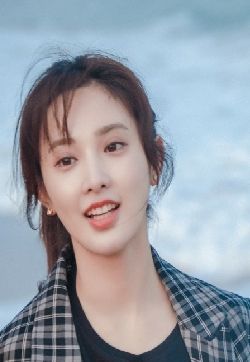 高清中国北京美女明星彭小苒甜美元气海边写真图片