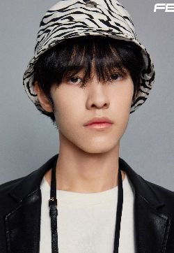 中国内地男艺人施展文艺酷感写真图片