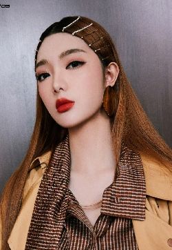 高清江西美女李紫婷棕色风衣酷感写真图片