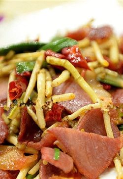 高清贵州特色小吃美食遵义折耳根炒腊肉精美壁纸图片