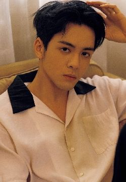 高清广东省深圳男明星曾舜晞冷峻休闲写真手机壁纸