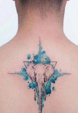 女生后背脊部的小清新纹身作品