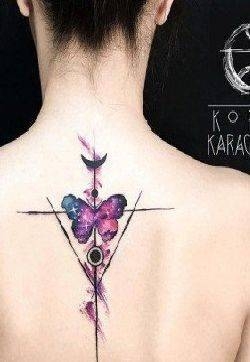 18张唯美女生背部脊椎纹身作品