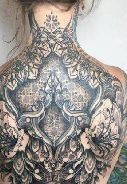 女性背部点线完美结合的霸气黑灰纹身作品