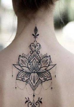 美背纹身：女生后背上唯美的黑灰点刺梵花纹身