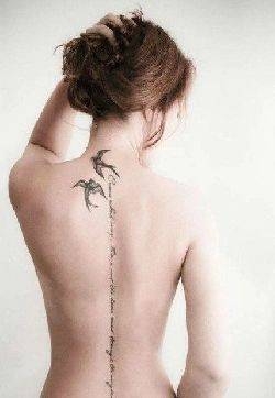 女性背部脊柱上的花朵纹身作品图片9张