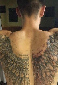 纹身背部翅膀  男生背部黑灰的翅膀纹身图片