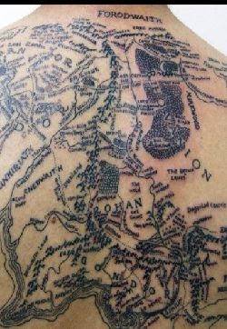 背部华丽细致的黑色世界地图纹身图案