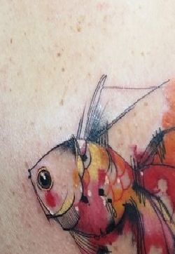 水彩风格有趣的金鱼背部纹身图案