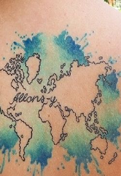 可爱的彩色世界地图背部纹身图案