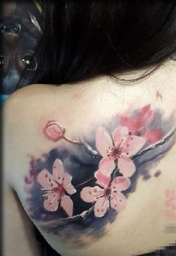 女生背部彩绘水彩创意唯美花朵文艺纹身图片
