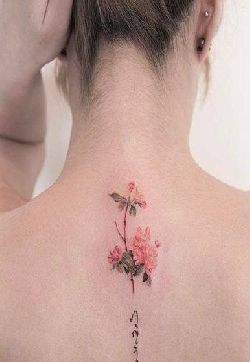 女生背部彩绘水彩文艺花朵和黑色花体英文纹身图片