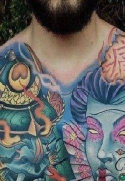 男士花胸纹身 9张传统风格的男性花胸纹身作品图片