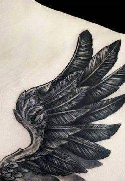 纹身黑色 男生胸部黑色的翅膀纹身图片