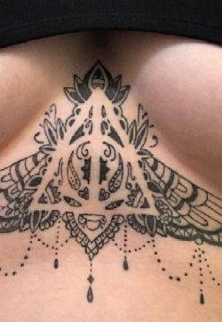 女生胸下纹身 女生胸部黑色的几何装饰纹身图片