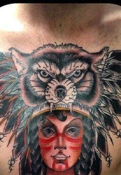 胸部现代风格彩色印度女人与狼头盔纹身图案