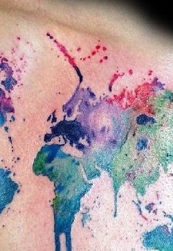胸部简约泼墨水彩世界地图纹身图案