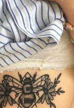 小蜜蜂纹身 女生胸下小蜜蜂纹身图片
