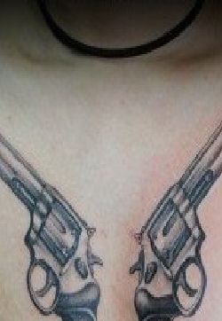 男士胸部各种武器图案纹身男士胸部素色的双枪_胸部纹身图案大全_纹身图吧