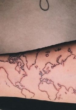 纹身世界地图 女生手臂上极简的世界地图纹身图片