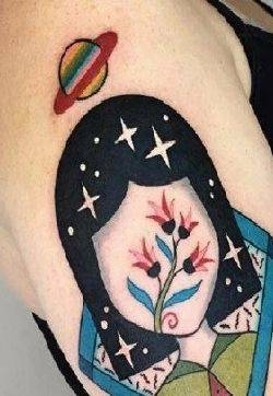 女生两腿上的成对黑灰花腿纹身图案