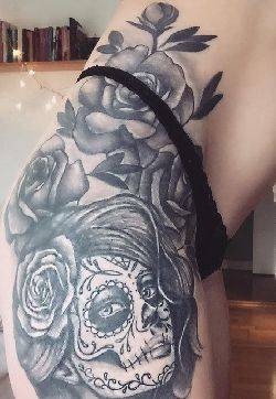 大腿纹身  女生大腿上人物和玫瑰纹身图片