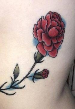 纹身牡丹花 女生侧腰上彩色的牡丹纹身图片