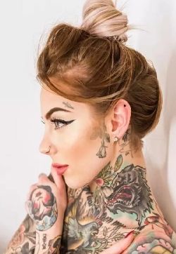 火辣身材美女的纹身诱惑