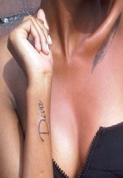 新款最流行美女生感的锁骨羽毛纹身