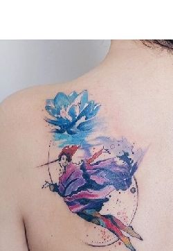 肩部水彩莲花美女纹身图案