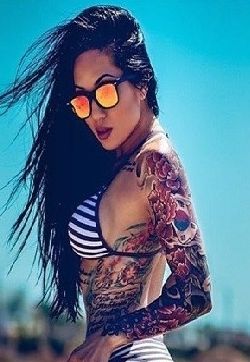 欧美纹身美女的性感写真