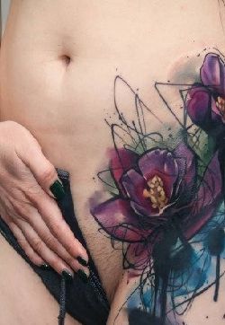 女子左侧腿至腹部水彩花纹身图片