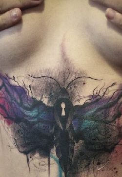 女性腹部漂亮的水彩飞蛾纹身图片
