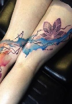女性腿上漂亮的水彩纹身图片