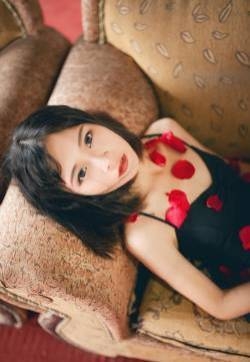 衣着薄如蚕丝的少妇悄悄爱抚双峰