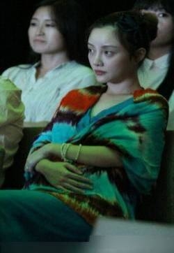 李小璐素颜挺巨肚出席活动