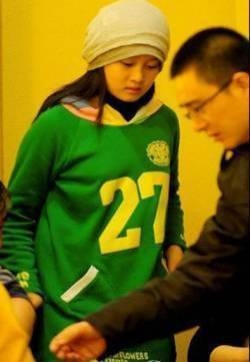 赵本山14岁女儿可爱自拍照