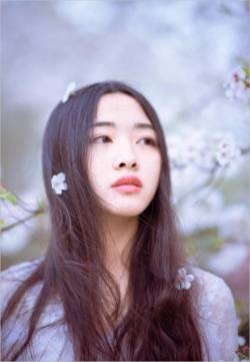 嫩模丁沫可新年走红 香艳居家写真