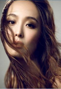 李曼妩媚金色彩妆大片