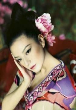 辣妈女星性感女人味的精致妆容