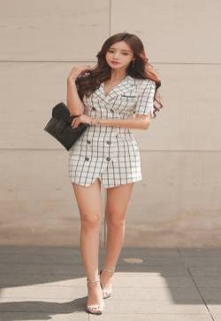 美人野外活色生香 秀出长腿火爆身材