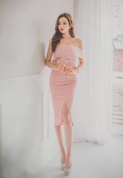性感美女长相酷似范冰冰超级胸悍宅生活