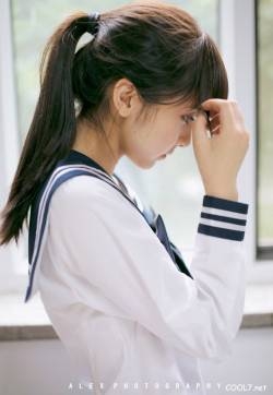 90后美女 迷人美女校花校服教室自拍照