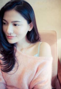 时尚杂志美女模特性感写真图片