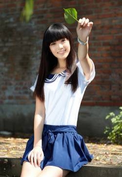 演员何花小清新写真  学生妹清新装扮