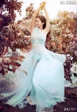 袁姗姗蓝裙写真 花丛中的唯美浪漫