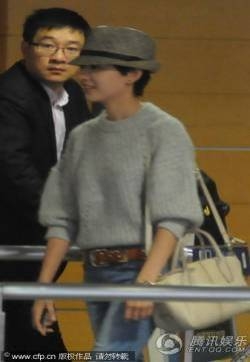 董洁利落短发戴帽亮相 一路说笑似走出婚变阴影