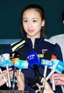 孙妍在获亚洲冠军回国采访卖萌 热裤秀美腿
