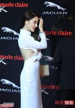 辣妈李小璐身着真空连衣裙，胸部隐现，十分性感